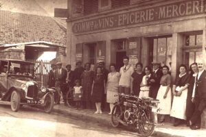 Devant le café de la Mairie en 1925